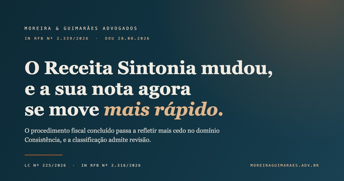 Arte editorial em fundo azul-marinho com brilho cobre, título "O Receita Sintonia mudou, e a sua nota agora se move mais rápido" e a referência à Instrução Normativa RFB nº 2.339 de 2026