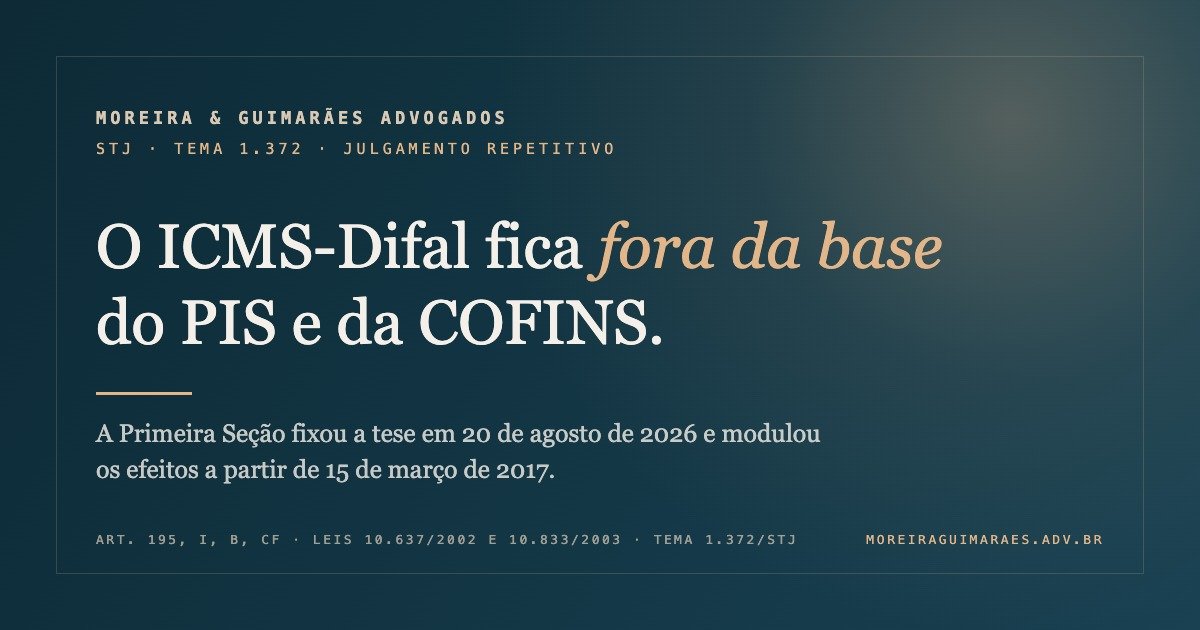 Arte editorial em fundo azul-petróleo com brilho cobre, assinada Moreira & Guimarães Advogados, anunciando que o ICMS-Difal fica fora da base do PIS e da COFINS no Tema 1.372 do STJ.