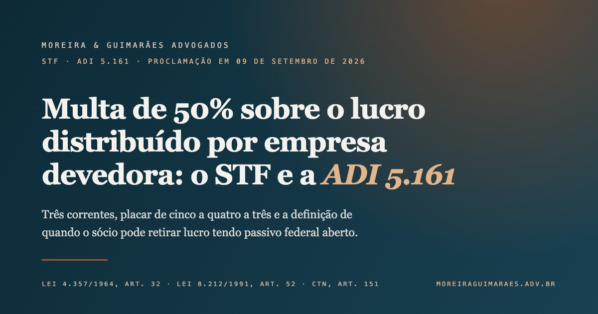 Arte editorial em fundo azul-petróleo com o título Multa de 50% sobre o lucro distribuído por empresa devedora e a expressão ADI 5.161 em destaque cobre, assinada pela Moreira & Guimarães Advogados.