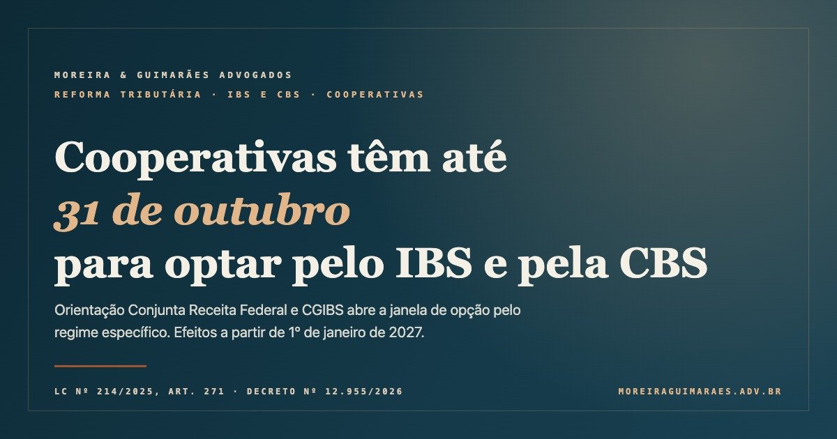 Arte editorial em fundo azul-petróleo com o título Cooperativas têm até 31 de outubro para optar pelo IBS e pela CBS, assinada por Moreira e Guimarães Advogados