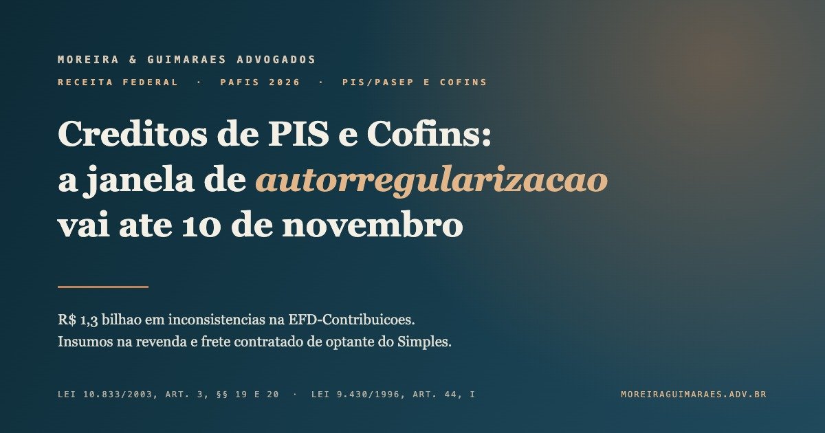 Arte editorial em fundo azul-petroleo com brilho cobre, marca Moreira & Guimaraes Advogados e o titulo Creditos de PIS e Cofins: a janela de autorregularizacao vai ate 10 de novembro
