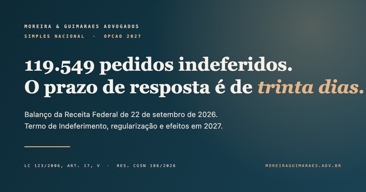 Arte editorial em azul-tinta com o número 119.549 pedidos indeferidos e a expressão trinta dias em itálico dourado, assinada por Moreira e Guimarães Advogados